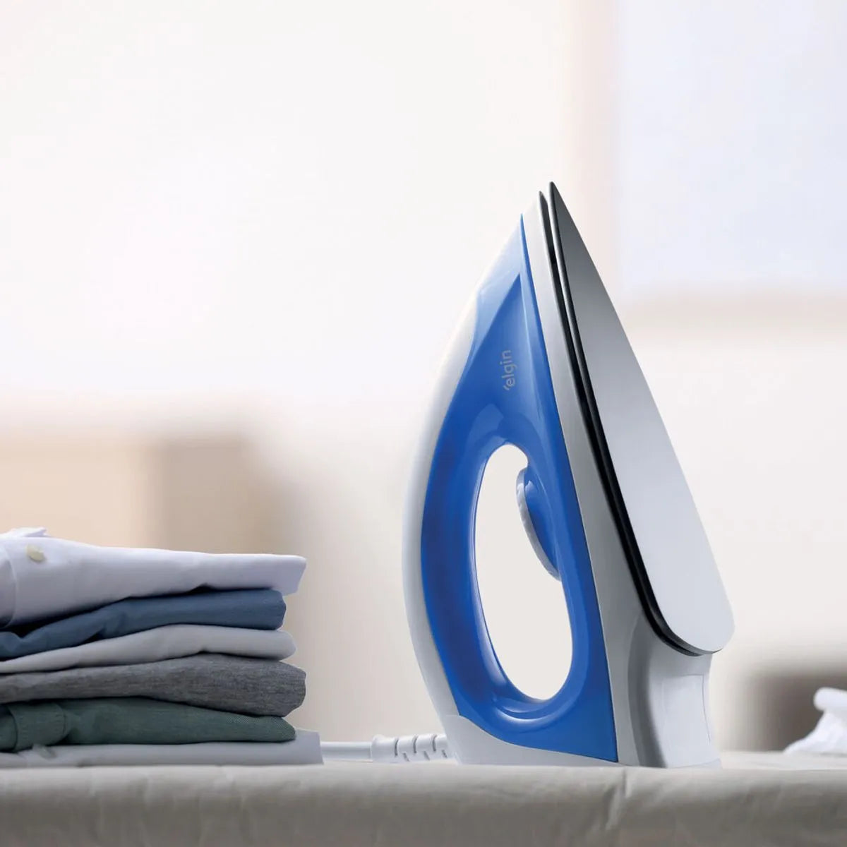 Ferro de Passar Iron Force Plus - Base Antiaderente Salva Botões 1.100W 220V