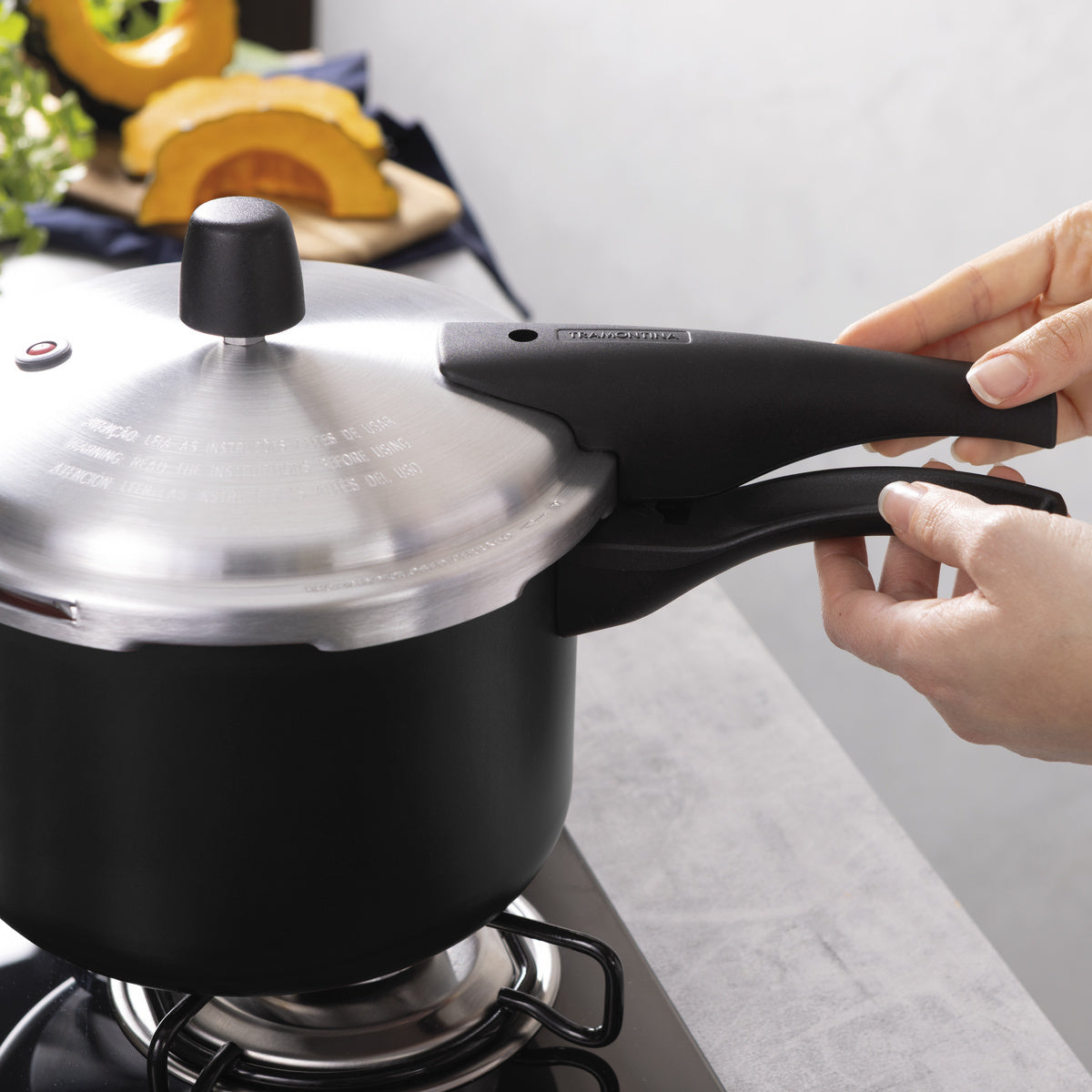 Panela de Pressão Tramontina Vancouver Effect em Alumínio com Revestimento Interno e Externo em Antiaderente Starflon Max Preto 20 cm 4,5 L